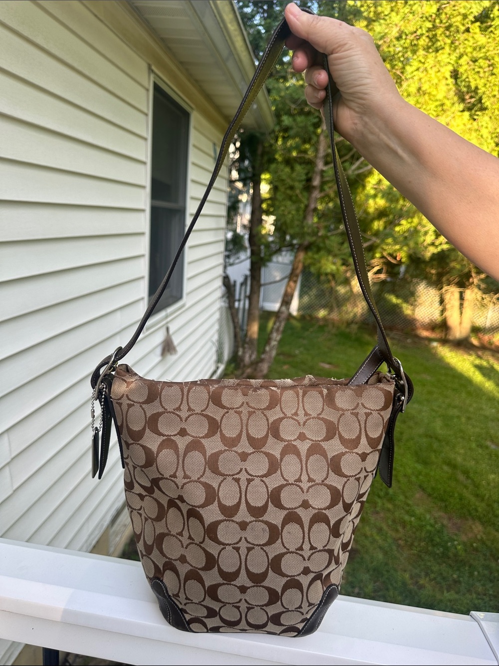COACH Signature Shoulder
Bucket Bag 6076